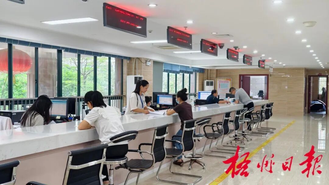7月15日,市民在梧州市住房公积金管理中心办理业务。成栩娴 摄