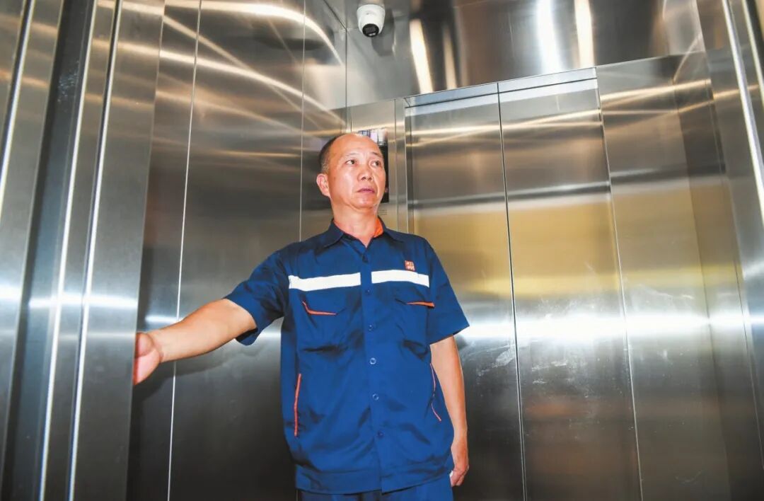 7月13日,龙华区阳光经典小区,工作人员在进行电梯日常巡检。记者 康登淋 摄