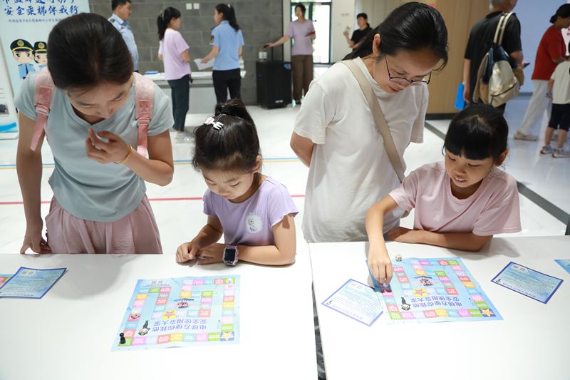 学生们参加电梯安全飞行棋比赛。海淀区市场监管局供图