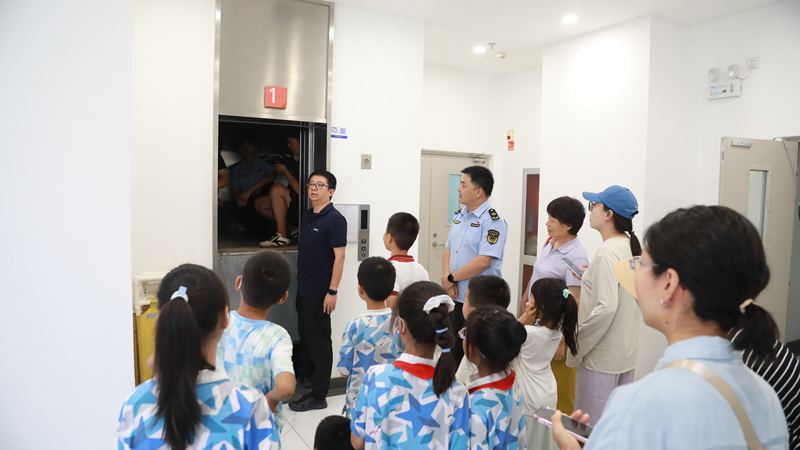 海淀区特种设备检测所的工作人员把课堂搬到电梯前。海淀区市场监管局供图