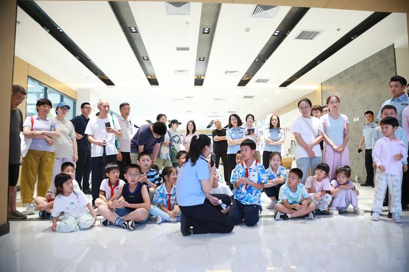 海淀区市场监管局工作人员与学生互动。海淀区市场监管局供图